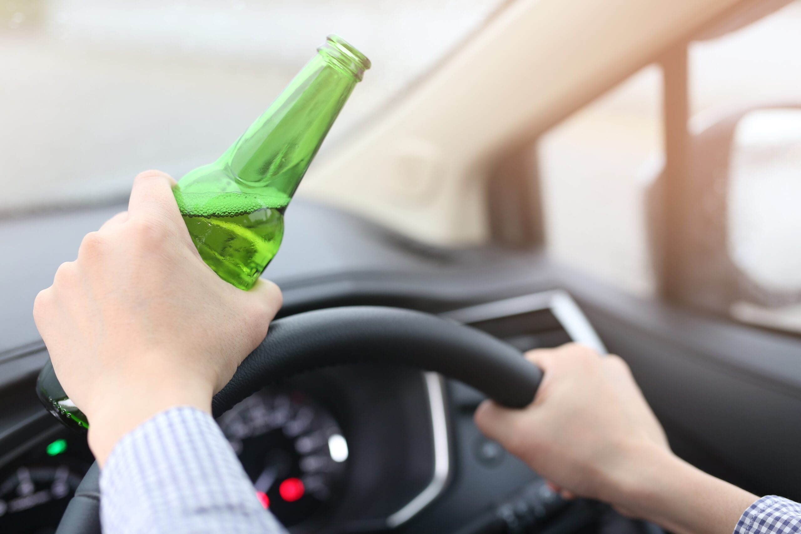Marietta drunk driving accident lawyer - Man ais drinking beer with alcohol while driving